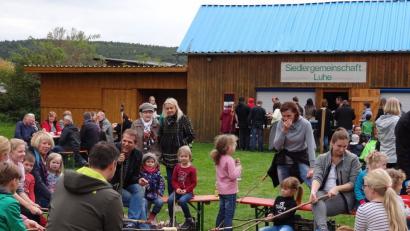 Nach der Wanderung gibt es am Spielplatz Stockbrot für groß und klein.