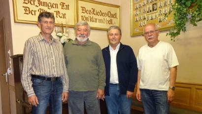 Verantwortung für den über 100 Jahre alten Gesangverein übernehmen (von links) Otto Hufnagel, Rudolf Müller, der neue Vorsitzende Werner Prügel und Johann Utz.	Bild: sis