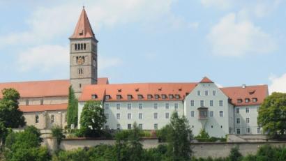 Der Haushaltsausschuss des Landtags hat     die Kosten für den ersten Teil des Umbaus der Klosterburg Kastl abgesegnet. In dem lange ungenutzten Gebäudekomplex sollen künftig Polizei-Anwärter logieren.	Bild: Huber