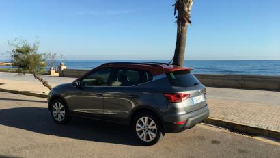 Ja, der Baum war schon schief, als wir mit dem Seat Arona am Strand von Sitges bei Barcelona vorfuhren. Der neue Crossover auf Polo-Basis geht im November in Deutschland an den Start.	Bilder: Ascherl (2)