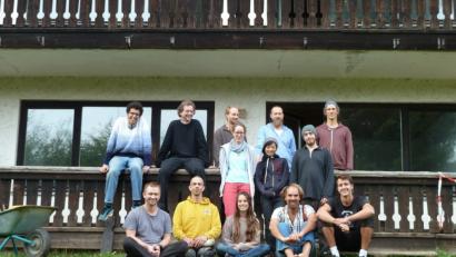 Beim Umbau der Heizung im dreistöckigen Gästehaus "St. Georg" gibt es viel zu tun. Die "Workcamp-Helfer" aus der ganzen Welt (im Bild mit Mitgliedern der Nature Community) sind dabei eine große Hilfe. Während Blanca aus Spanien (vorne, Dritte von links) schon weitergereist ist, will Jimmy aus Zypern (vorne, Vierter von links) noch bis Dezember bleiben. 	Bilder: Portner (3)