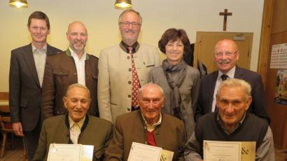 Josef Schöndorfer ist seit 80, Michael Krämer seit 75 und Josef Söllner (sitzend von links) seit 70 Jahren beim FC Schwandorf. Reinhard Mieschala, Ulrike Roidl, Peter von der Sitt, Kurt Mieschala und Thomas Fink (stehend von rechts) gratulierten den Altersjubilaren.	Bilder: Hirsch(2)