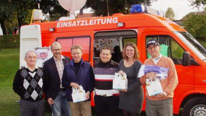 Beim Charity-Turnier des Rettungszentrum Regional Oberpfalz Nord (RZR) war das Fahrzeug vorm Clubhaus postiert. Links GC-Vizepräsident Bäuml mit den erfolgreichsten Teilnehmern. 	Bild: exb