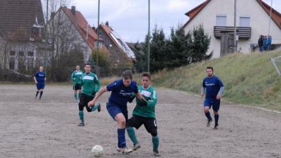 Die SG Fuchsmühl gewann am Dienstag das Derby auf dem Hartplatz des SV Pechbrunn mit 4:2. Hier kämpfen Daniel Höfer (Fuchsmühl/blaues Trikot) und der Pechbrunner Daniel König um den Ball.	Bild: Gebert