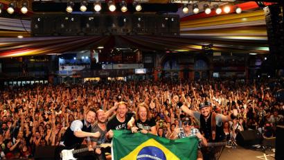10 000 Menschen und "alle Troglauer Buam" - aber nur die im Vordergrund stammen tatsächlich aus der Oberpfalz. Die anderen sind Besucher des Oktoberfests in Blumenau stammen aus Brasilien.	Bild: stg