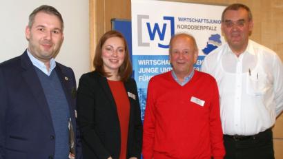 Das Thema Innovation beleuchten Lucie Valentová und Bernard Häring (rechts) bei der Veranstaltungsreihe "Zur Sache, Junioren" der Wirtschaftsjunioren. Mit im Bild: WJ-Kreissprecher Florian Schläger (links) und Albrecht Hör. 	Bild: exb