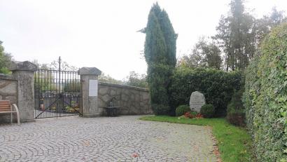 Erstmals wird im Erholungsort der Volkstrauertag am nationalen Gedenkwochenende abgehalten. Gewechselt wurde auch der Veranstaltungsort. Die Feierlichkeiten wurden vom Schusterberg an den Gedenkstein am Friedhofseingang (Bild) verlegt.