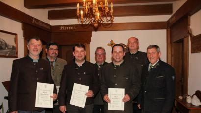 Diese Waidmänner wurden für ihre langjährige Mitgliedschaft in der Kreisgruppe Oberviechtach geehrt: (von links) Hans Decker, Hans Högerl, Michael Ebnet jun., Walter Wölfel, Alois Hanauer, Josef Dirnberger und Michael Ebnet sen..	 Bild: frd