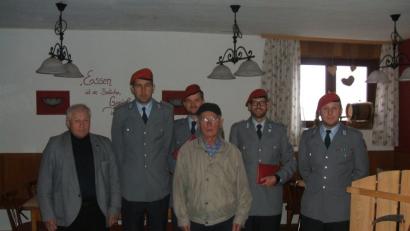 Bürgermeister Hans Wilhelm bedankte sich bei den Sammlern der Soldatenkameradschaft und der Patenkompanie für die Sammelaktion. Als kleines Dankeschön gab es ein Essen. 	Bild: exb