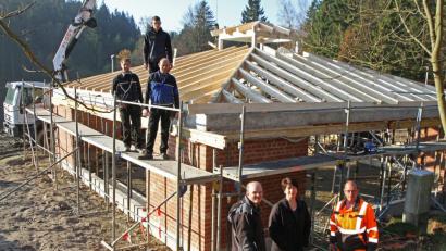 Der Begriff Grillhütte scheint etwas untertrieben. In der Freizeitanlage Gaisweiher entsteht derzeit ein elf mal elf Meter großes Grillhaus. Die Zimmerer setzen dem quadratischen Bau den "Hut" auf. Bis Jahresende sollen die Arbeiten am neuen Jugendzeltplatz in Flossenbürg abgeschlossen sein. 	Bild: nm
