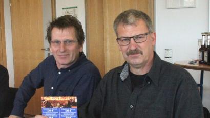 Die Veranstalter Georg Duschinger (rechts) und Gerhard Engel (links) bieten vier Marken im Wert von 2,50 bis zu 8 Euro an.	Bilder: Hirsch (2)