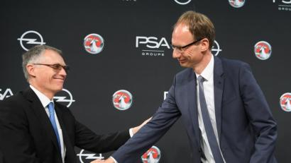 PSA-Konzernchef Carlos Tavares (links) und Opel-Chef Michael Lohscheller stellen  das Sanierungsprogramm "Pace" vor.	Bild: Arne Dedert/dpa
