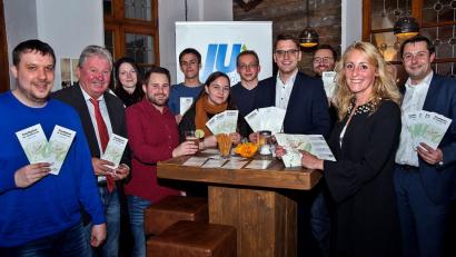 Die Junge Union präsentiert den Stadtplan für Studenten. 	Bild: R. Kreuzer