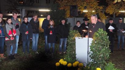 An die Verbrechen der Nazis vor 79 Jahren erinnert Oberbürgermeister Kurt Seggewiß. 	Bild: Bühner