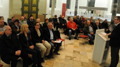 "Nur einem glücklichen Umstand ist es zu verdanken, dass die Synagoge in Sulzbach verschont blieb", erklärte Bürgermeister Michael Göth (rechts) bei der SPD-Gedenkveranstaltung zur Pogromnacht.	Bild: gf
