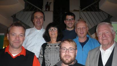 Die erfolgreichen Golfer Oliver Röder und Thomas Fenzl (vorne, von links) sowie  Dr. Manfred Wölfel, Angela Wölfel, Wolfgang Dütsch und Frank Jesse (hinten, von links) mit GC-Präsident Dr. Wolfgang Ries (rechts).	Bild: exb