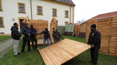 Beim Aufbau der Buden bekommt Franz Göhl (Zweiter von links) Hilfe von fünf jungen Migranten, die kräftig zupacken. 	Bilder: ubb (3)