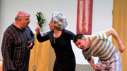 Die resolute Agnes (Moni Waldeck) hat im Haus das Sagen. Sehr zum Leidwesen ihres Mannes Alfons (Martin Pleier) und Schwager Gustav.	Bild: wlr