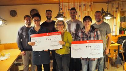 Immer willkommen, besonders kurz vor Weihnachten: Traditionell spenden die Ernstfelder immer nach ihrem Straßenfest für gemeinnützige Zwecke. Andreas Regner, Peter Ritter, Patrick Götz und Julian Leipold (hinten von links) überreichten im Namen der Dorfgemeinschaft an Tanja Biersack und Carmen Kräml sowie an Gabi Fraunholz (vorne, von links) jeweils 555 Euro für die Kindertagesstätte und die Hängematte. 	Bild: wmi