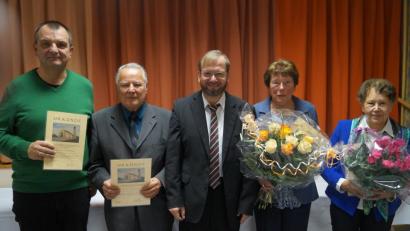 Pfarrer Thomas Stohldreier (Mitte) freut sich mit  Stützen der Pfarrei über ihren langjährigen Dienst.  Von links: Wolfgang Ziegler,  Jakob Fritsch,  Theresia Dobmeier  und Christa Moritz.