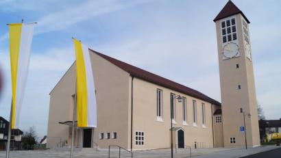 Die Pfarrkirche Maria Königin erstrahlt nach der Sanierung und Neugestaltung des Kirchplatzes sowie dem Zugang mit einer großzügigen Treppenanlage in neuem Glanz. 	 Bild: du