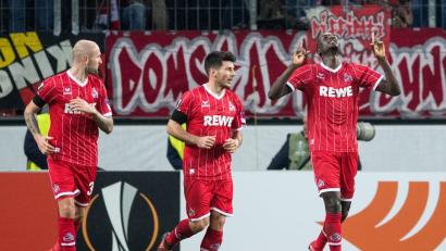Der Kölner Torschütze Sehrou Guirassy (rechts) jubelt nach seinem Siegtreffer. Die Teamkollegen Matthias Lehmann (links) und Milos Jojic freuen sich einen Tick dezenter.	Bild: Marius Becker/dpa