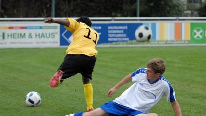 In der Kreisklasse Ost sind am Sonntag drei Nachholspiele angesetzt. Unter anderem trifft die SG Fuchsmühl auf den FC Tirschenreuth II. Im Hinspiel (Szene) trennten sich beide Mannschaften 1:1. Hier zieht der Tirschenreuther Samuel Gebru Fantaye (links) an SG-Akteur Patrick Jost vorbei.	Bild: Gebert