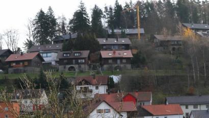Die Plattenberg-Siedlung soll saniert werden. Das Areal mit Häusern aus der NS-Zeit bietet zwar eine imposante Aussicht, Straße und Leitungen sind aber in die Jahre gekommen. 	Bild: nm