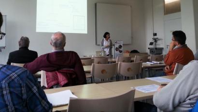 Die Akademie Ostbayern-Böhmen initiierte ein Forschungskolloquium an der Universität Regensburg. Andrea Weber erklärt dabei ihre Forschung über die Herkunft von Siedlungsnamen im Altlandkreis Wolfstein.	Bild: exb