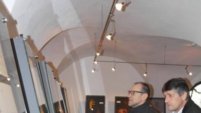 Bürgermeister Edgar Knobloch (rechts) und der zweite Bürgermeister von Eschenbach, Karl Lorenz,  begutachteten aufmerksam die filigranen Klöppelwerke. Bild: abu