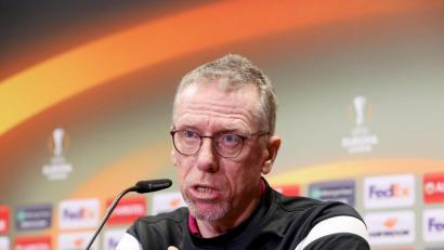 "Wir haben uns schon von ein paar Werten, die wir in den letzten Jahren gelebt haben, wie zum Beispiel Vertrauen, Respekt und Verantwortung ein Stück weit losgelöst." Zitat: Kölns Trainer Peter Stöger