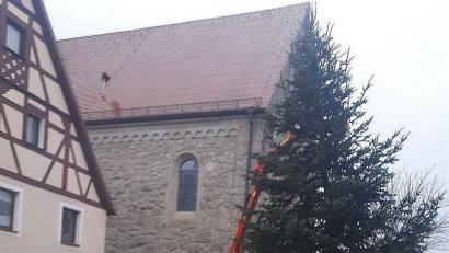 Der OWV Falkenberg kümmerte sich am Marktplatz ums Aufstellen des Christbaums. Unterstützung bekamen die Mitglieder von Valentin Keck aus Bodenreuth, der auch die nötigen Maschinen zur Verfügung stellte. 	Bild: exb
