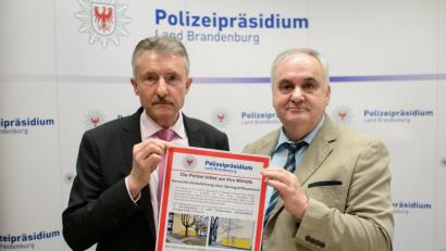 Der Innenminister des Landes Brandenburg, Karl-Heinz Schröter (SPD, links), und Polizeipräsident Hans-Jügen Mörke machen nach einer Pressekonferenz zur Potsdamer Paketbombe mit einem Fahndungsplakat auf die Suche nach dem Erpresser aufmerksam. 	Bild: Gregor Fischer/dpa