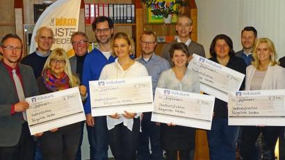 Schöne Geste in der Vorweihnachtszeit: Insgesamt 2500 Euro aus Erlösen der Stadtratsarbeit überreichten Vertreter von    Bürgerliste, FDP und Freien Wähler an gemeinnützige Organisationen. 	Bild: Dobmeier
