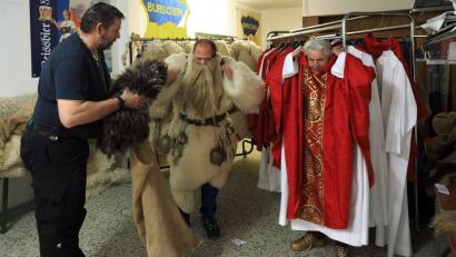 Rainer Hutterer (links) hilft seinen beiden Nikolaus-Kollegen Wilhelm Pauli und Stefan Helgert (von rechts)      beim Ankleiden. Vor allem für den Krampus ist das allein schier unmöglich. 	Bild: Grüner