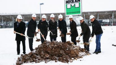 Architekt Hans Kneidl (von links), Werksleiter Bernd Meyer, Vice-President Norbert Wilterius, Bürgermeister Werner Roder, Vice-President Markus Wittmann, die beiden Geschäftsführer Dr. Johannes Burtscher sowie Günter Brenner und Vertretung des Bauunternehmens Mickan, Peter Seidl machten den ersten Spatenstich.	Bild: ilt