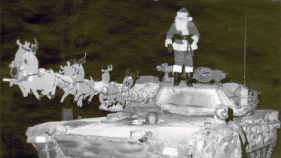 Im Dezember 1986 fuhr ein mit einem Weihnachtsmann, Rentieren und Lichterketten geschmückter Panzer durch die Stadt.	Archivbild: gf