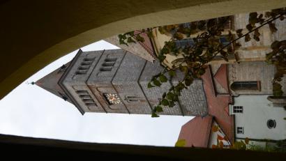 Hübsch, aber jahrelang im Dornröschenschlaf. Jetzt wird die Kastler Klosterburg zu neuem Leben erweckt - mit 37,4 Millionen Euro.	Bild: Hartl