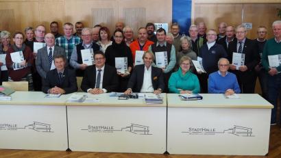 Den runden Geburtstag des VdK-Kreisverbands Weiden feiern Verantwortliche, Mitglieder und Ehrengäste in der Neustädter Stadthalle. Mit dabei natürlich auch Kreisvorsitzender Josef Rewitzer, Bezirksgeschäftsführer Christian Eisenried und Kreisverbands-Geschäftsführer Sigmund Bergmann (sitzend, Erster bis Dritter von links). 	Bild: Bühner