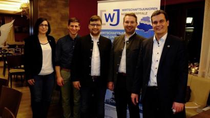 Mit diesem Vorstand gehen die Wirtschaftsjunioren ins neue Jahr: (von links) Sonja Keller, Michael Sperber, Kreissprecher Joachim Keller, Florian Schläger und Florian Rieder (nicht im Bild Markus Lindner). 	Bild: exb