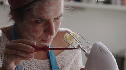 Bild: gmfilms
Carmen, Design-Studentin in Jena, möchte einen Kuchen backen, da versagt der nagelneue Mixer.