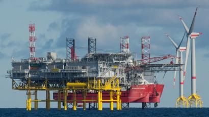 Der Windpark "Wikinger" in der Ostsee kann mit den 70 Anlagen der fünf Megawatt-Klasse 35 Kilometer vor der Insel Rügen rein rechnerisch Strom für 350 000 Haushalte erzeugen.  
	Archivbild: Stefan Sauer/dpa