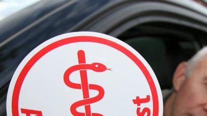Ein Allgemeinmediziner mit dem Schild "Arzt im Dienst": Je weniger Ärzte es auf dem Land gibt, desto häufiger haben die verbliebenen 

Bereitschaft. Keine allzu guten Voraussetzungen, um junge Mediziner in 

strukturschwache Gegenden zu locken. Eine Reform soll 

Abhilfe schaffen. 

	Bild: Gentsch/dpa