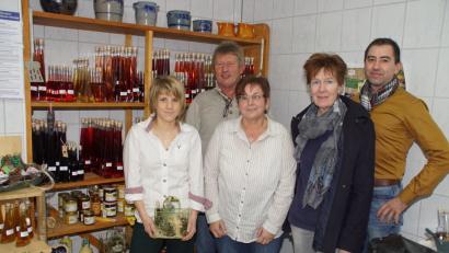 Katharina, Baptist und Emma Grosser (von links)  präsentierten Dr. Lili Wild und Hubert Piehler von der "Interessengemeinschaft Landwirtschaft im Landkreis Schwandorf" ihre Angebotspalette als Direktvermarkter.