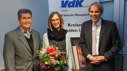 Kurz vor der Präsentation der Bilanz begrüßen VdK-Kreisvorsitzender Josef Rewitzer (links) und VdK-Kreisgeschäftsführer Siegmund Bergmann (rechts) mit Kathrin Pentner das 8000. Mitglied im Kreisverband. 	Bild: sbü