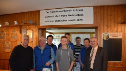 Ausstellungsleiter Georg König, Vorsitzender Helmut Kopp (vorne von links) und Bürgermeister Günter Kopp kürten mit Patrick Prechtl (vorne von rechts), Gerhard Schlicht, Georg Wiesent, Michael Prechtl und Hans Scherm (hinten von links) die erfolgreichsten Geflügelzüchter.	Bild: ak