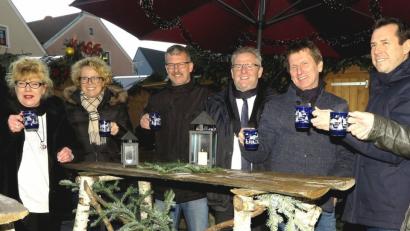 Christiana Roidl-Burggraf, Susanne Lehnfeld, Georg Duschinger, Oberbürgermeister Andreas Feller, Gerhard Engel und Roland Kittel (von links) genießen den Glühwein und ziehen für den Weihnachtsmarkt 2017 eine positive Zwischenbilanz.	Bild: Hirsch