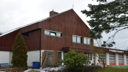 Am Gerätehaus soll eine Fluchtwegtreppe angebaut werden. Damit sparen sich die Floriansjünger alljährlich beim Weinfest im Oktober den aufwendigen Aufbau eines Schutzgerüsts.	Bild: dob