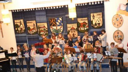 Das Ensemble der Musikschule Moosbach unter der Leitung von Musikschulleiter Wolfgang Ziegler bringt viele adventliche Lieder und Weisen auf verschiedenen Instrumenten zu Gehör.	Bild: gi