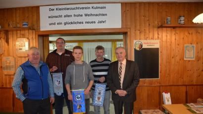 Der Kleintierzuchtverein hat zwei bayerische Meister in seinen Reihen. Bürgermeister Günter Kopp (rechts) und Vorsitzender Helmut Kopp (links) gratulierten Daniel Kopp und Michael Prechtl (hinten von links) zu ihren Titeln. Ebenfalls erfolgreich in Straubing war Patrick Prechtl (Mitte), der das Ehrenband für hervorragende Zuchtleistung erhalten hat.	Bild: ak